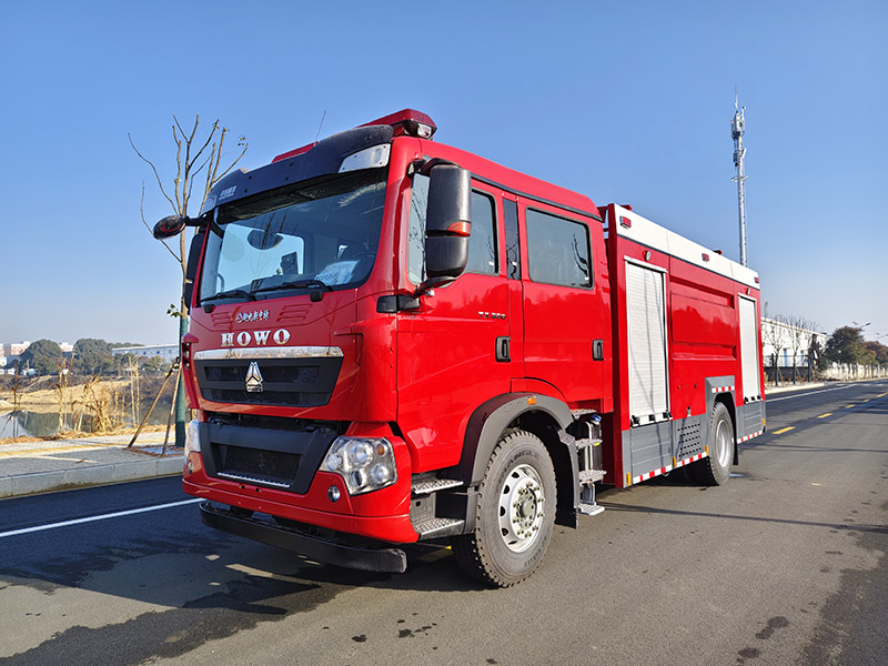 重汽豪沃8噸水罐消防車(chē)